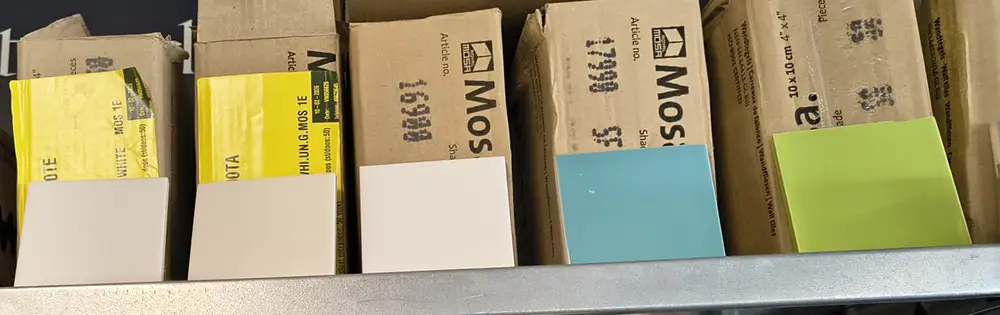Mosa 10x10 gekleurde tegels in het verkoopmagazijn van Tegelstudio Zeeland in Vlissingen