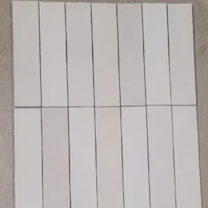 Witte handvormlook tegels van 6x24,6 cm bij Tegelstudio Zeeland in Vlissingen.