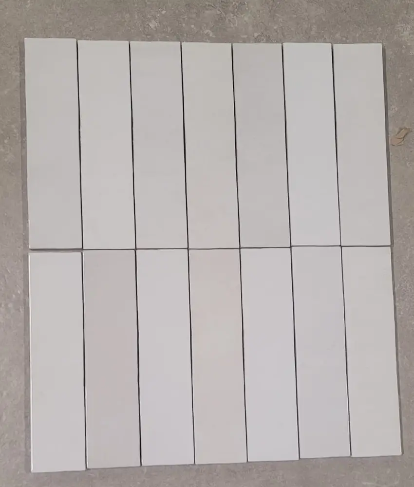 Witte handvormlook tegels van 6x24,6 cm bij Tegelstudio Zeeland in Vlissingen.
